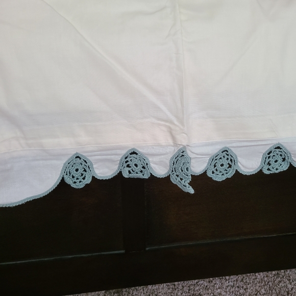 Duvet Cover w/Crocheted Lace Detail F/Q - Picture 3 of 13